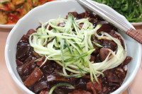 Korean Food: Jajangmyun (Noodles with Black Bean Sauce)! This Korean adaptation of a Chinese black bean noodle dish is so delicious!