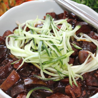 Korean Food: Jajangmyun (Noodles with Black Bean Sauce)! This Korean adaptation of a Chinese black bean noodle dish is so delicious!