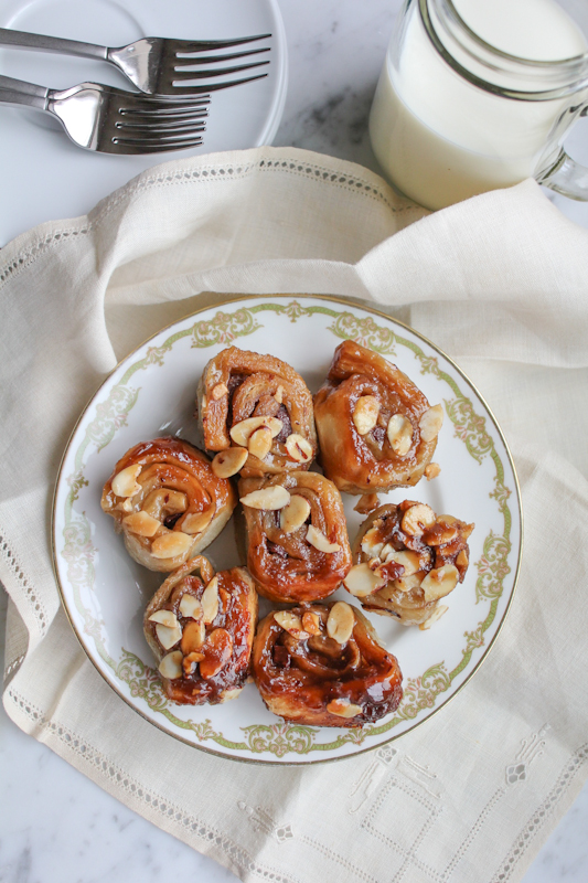 Cheater Sticky Buns_v | HipFoodieMom.com