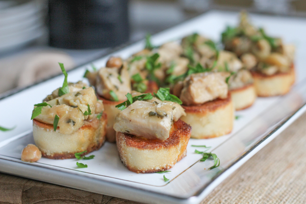 Coconut Lemongrass Chicken Curry Crostini_plate2 | HipFoodieMom.com