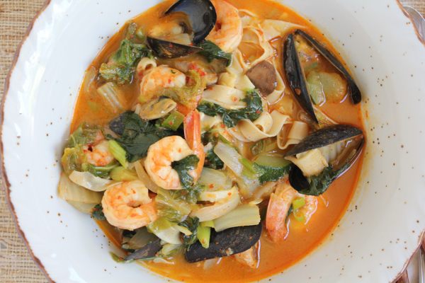 jjamppong: spicy seafood noodle soup