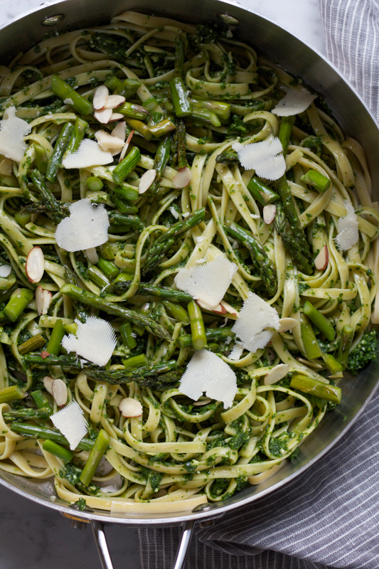 Your tastebuds will have a party with this Lemony Spinach Pesto Pasta with Roasted Asparagus. Flavorful, fresh and so delicious! You have to try this! 