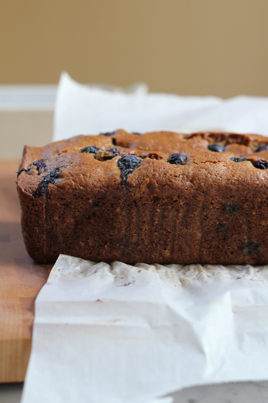 Gluten Free Blueberry Banana Bread with flaxseed meal! This bread is so moist, flavorful and nutty! So good and uses NO BUTTER!!! So good and so easy to make! #glutenfree