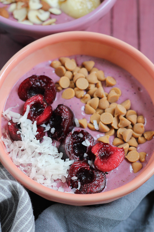 Berry Smoothie Breakfast Bowls. Easy to make and loaded with fruit, texture and nutrients! Customize these bowls for each member of the family!! #breakfast #smoothies