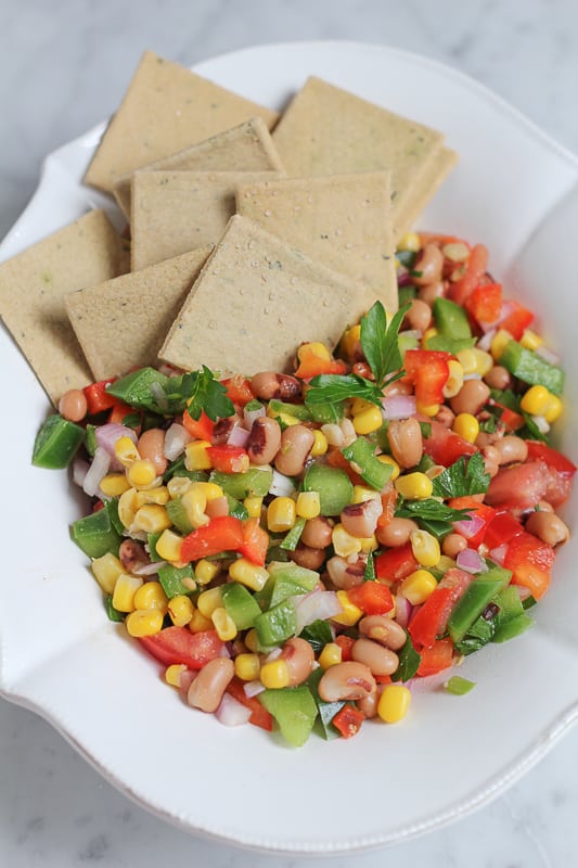 A bowl of Texas Caviar with crackers.