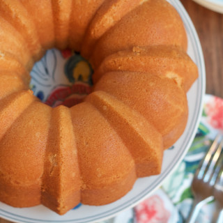 unfrosted 7 Up cake presented on cake platter