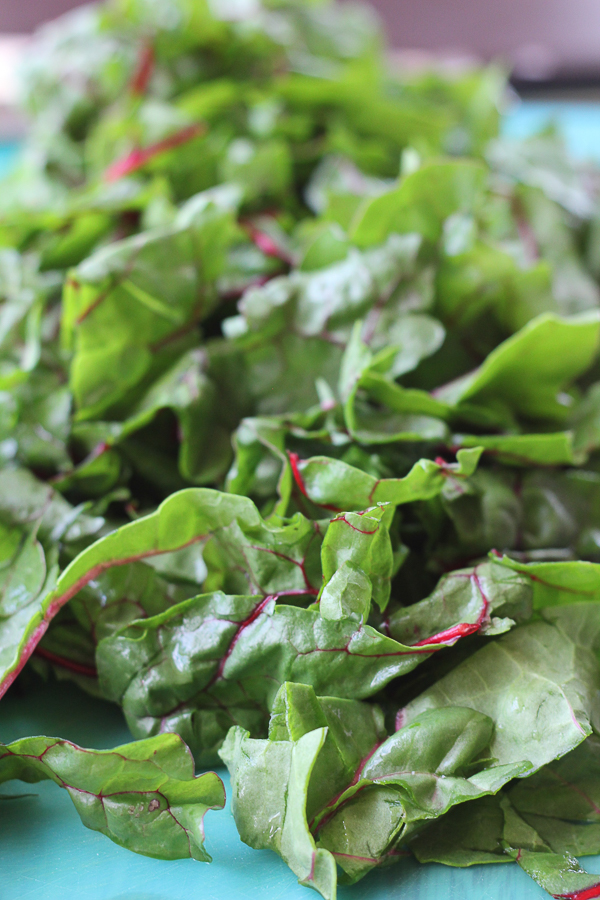 EASY Pumpkin Mac and Cheese with sautéed apples, swiss chard, bacon and cheddar cheese. Delicious and ready in under 30 minutes! #mixinMonday