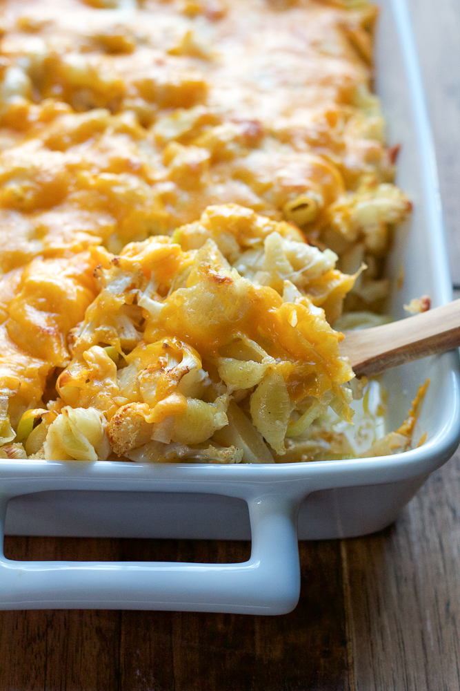 Spicy Cauliflower Mac and Cheese! Loaded with three different cheeses, leeks and seasoned, roasted cauliflower, this baked mac and cheese is a cheese lover's dream! #ad