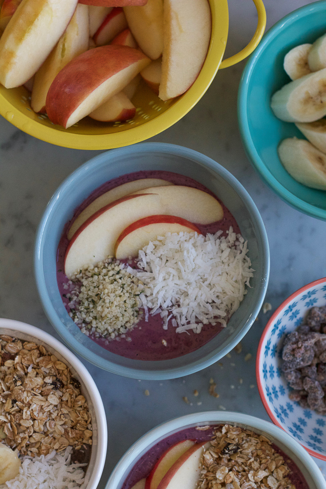 Start off the New Year right!! Try this Superfood Smoothie Bowl!! Packed with leafy greens, berries, fruit, hemp seeds and more!!