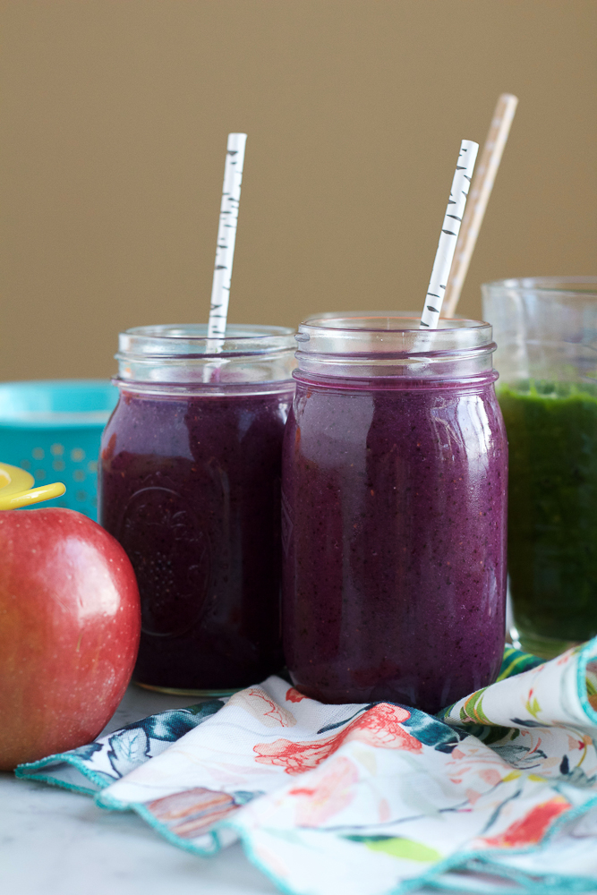 Healthy Breakfast Smoothies! Start off your day right with these Red Cabbage Smoothies! A refreshing, delicious, quick and easy way to start your day!