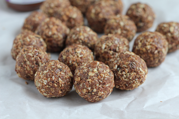 No Bake Almond Energy Bites!! So easy to make and delicious! Pack these for a weekday snack and avoid the vending machine at work!