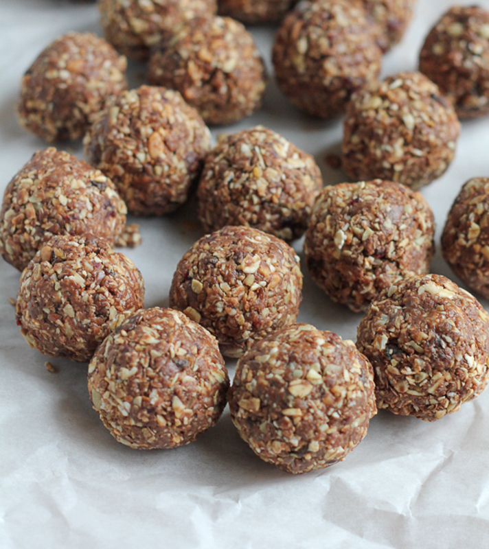 No Bake Almond Energy Bites!! So easy to make and delicious! Pack these for a weekday snack and avoid the vending machine at work!