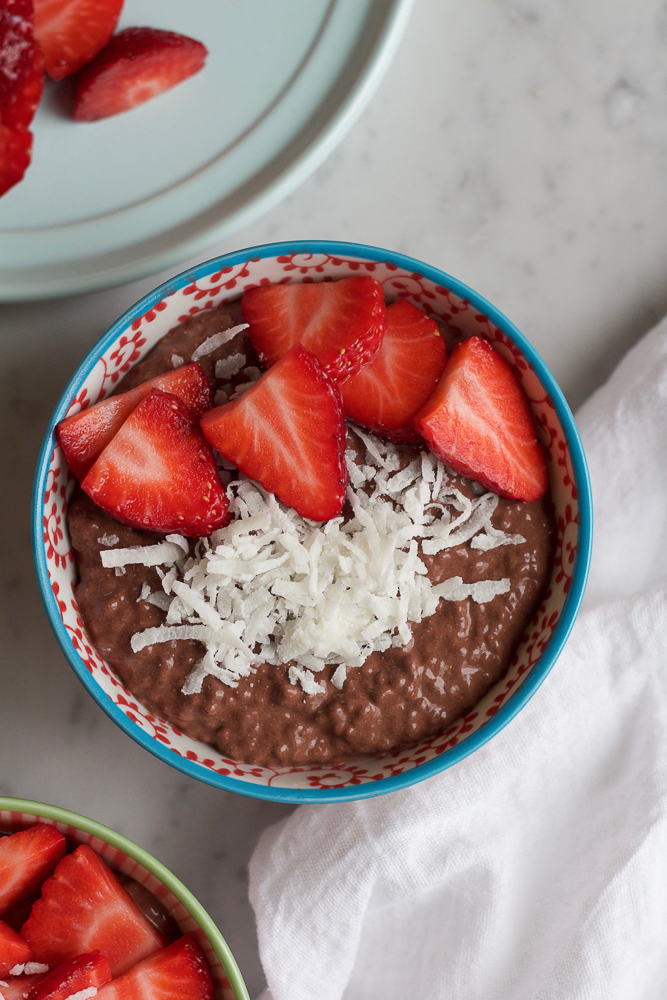 Chocolate Chia Breakfast Pudding! Start off your morning with this protein packed chia pudding! So filling and delicious, you'll be making chocolate pudding every morning for breakfast!