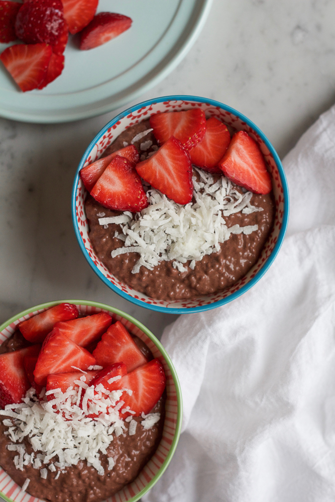 Chocolate Chia Breakfast Pudding! Start off your morning with this protein packed chia pudding! So filling and delicious, you'll be making chocolate pudding every morning for breakfast!
