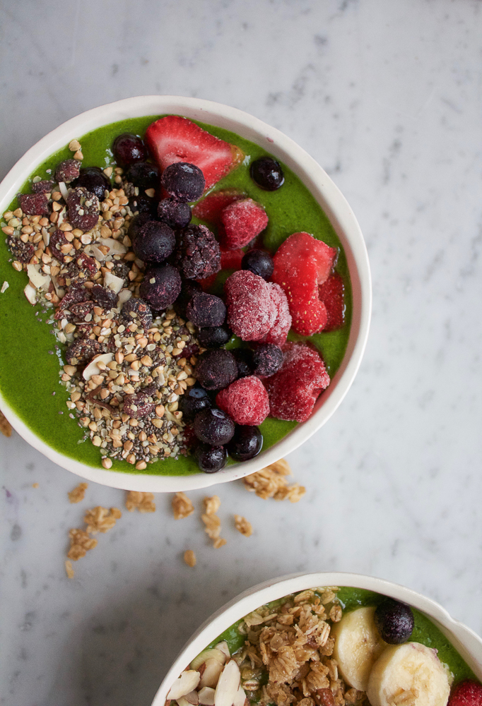 Banana Nut Granola Smoothie Bowl! Start off your morning the right way with this! A green spinach, flax and mango smoothie bowl topped with bananas, fresh berries, banana nut granola and almonds!