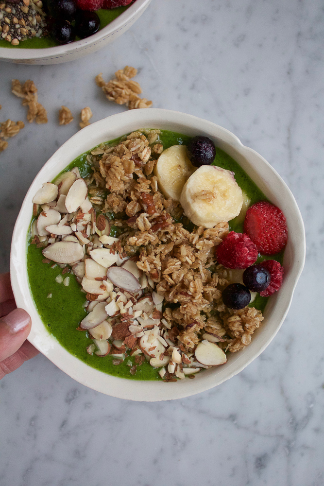 Banana Nut Granola Smoothie Bowl! Start off your morning the right way with this! A green spinach, flax and mango smoothie bowl topped with bananas, fresh berries, banana nut granola and almonds!