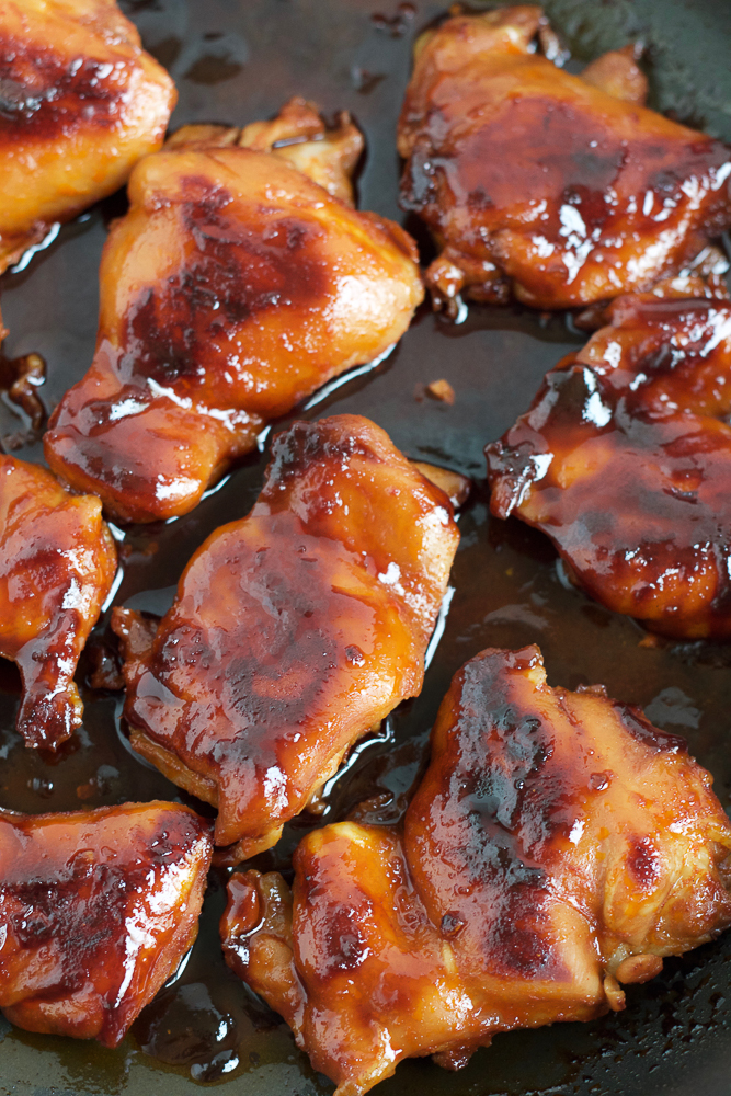 Spicy Asian Chicken Spring Rolls! Packed with a spicy and flavorful chicken and lots of veggies. These spring rolls are fresh, delicious and so easy to make! 