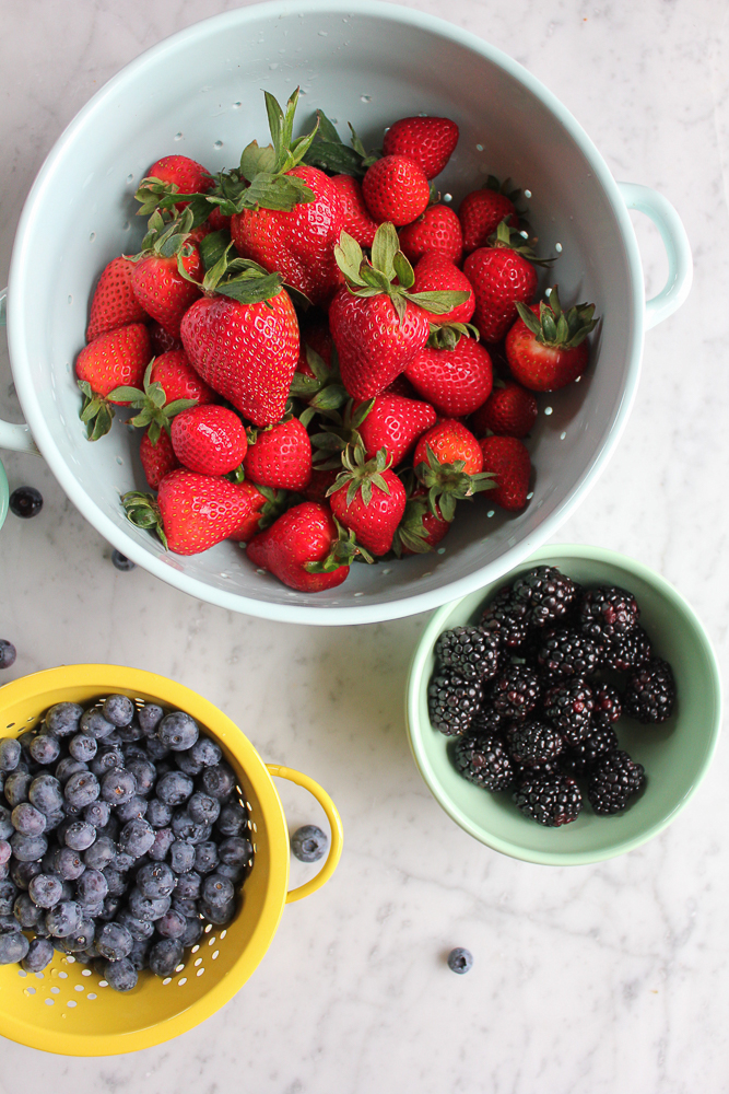 Healthy Lemon Blueberry Muffins!!! Bursting with fresh, plump, juicy blueberries and packed with lemon zest and coconut sugar, these muffins are just the thing to bake this summer! 