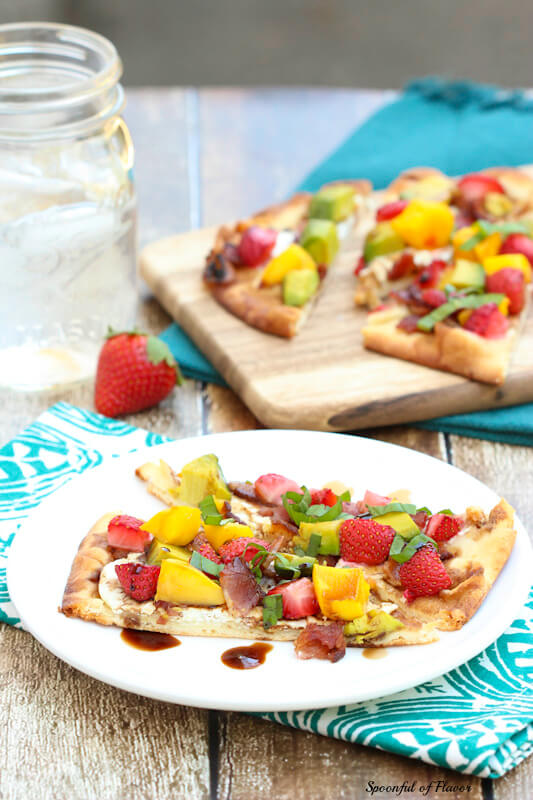 Healthy Weekly Meal Plan 8.13.16! A healthy weekly meal plan featuring Summer flatbread, Cobb Salad Lettuce Wraps, a Thai black bean veggie burger and more!