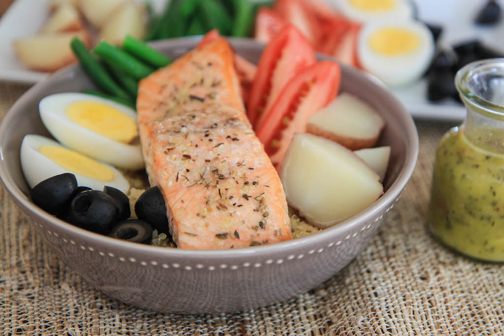 Healthy Weekly Meal Plan 8.20.16! A healthy weekly meal plan featuring a Korean noodle salad, a Warm Berry Spinach Wheat Berry Salad, a Salmon Nicoise salad and more!