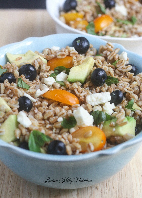 Healthy Weekly Meal Plan 8.27.16! A healthy weekly meal plan featuring a Summer Farro salad, a Coconut Curry Summer Squash Soup, Summer Vegetable Quinoa Chili and more!