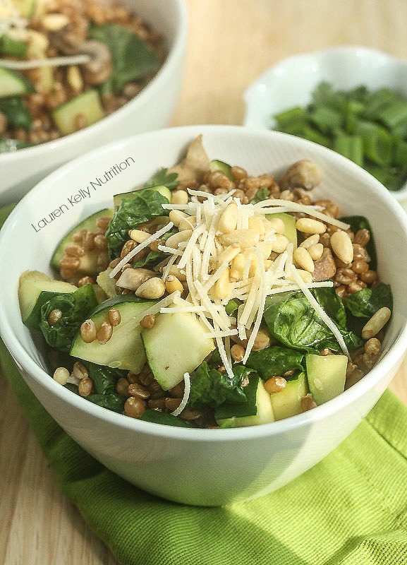Healthy Weekly Meal Plan 8.20.16! A healthy weekly meal plan featuring a Korean noodle salad, a Warm Berry Spinach Wheat Berry Salad, a Salmon Nicoise salad and more!