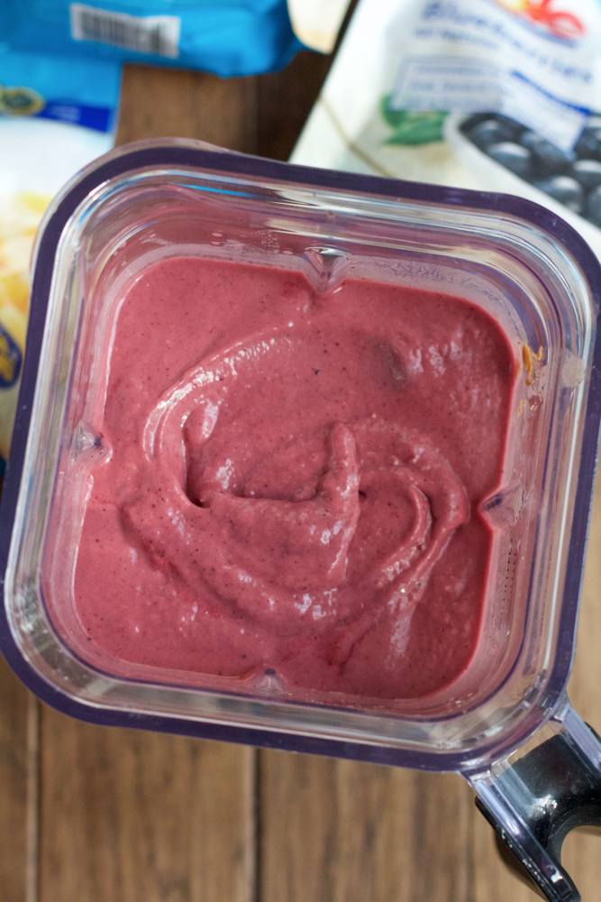 Berry Acai Smoothie Bowls! Packed with antioxidants, fiber and protein, this smoothie bowl is just what you need to get you going in the morning!