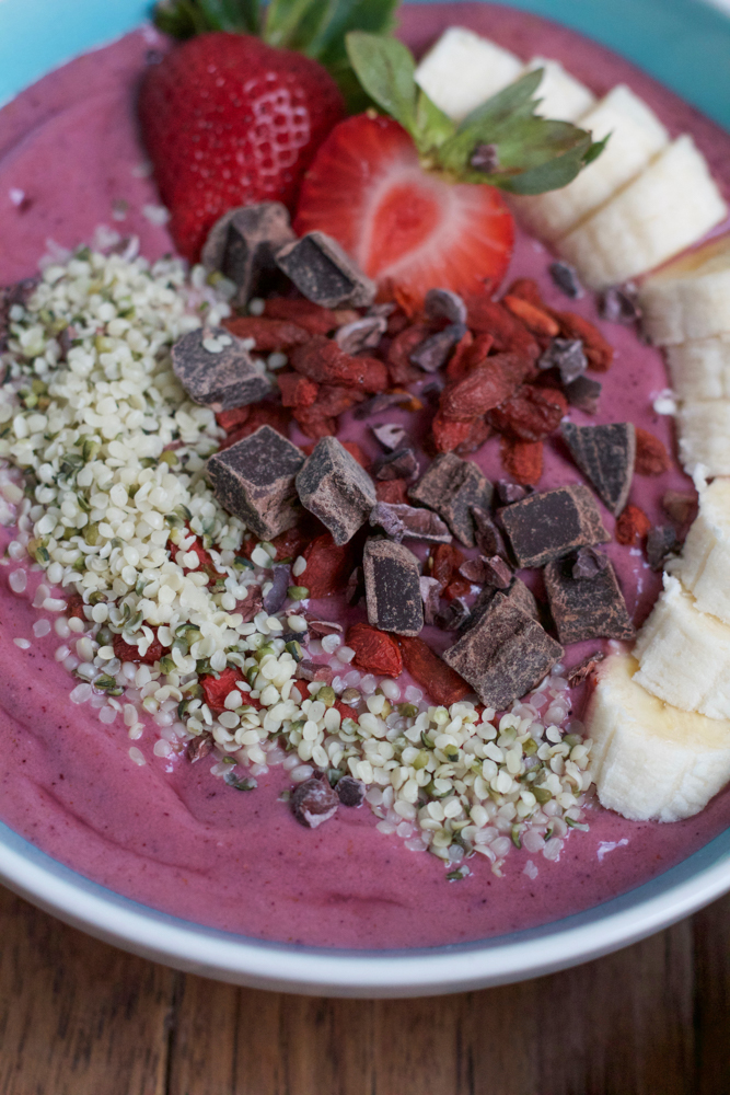 Berry Acai Smoothie Bowls! Packed with antioxidants, fiber and protein, this smoothie bowl is just what you need to get you going in the morning!