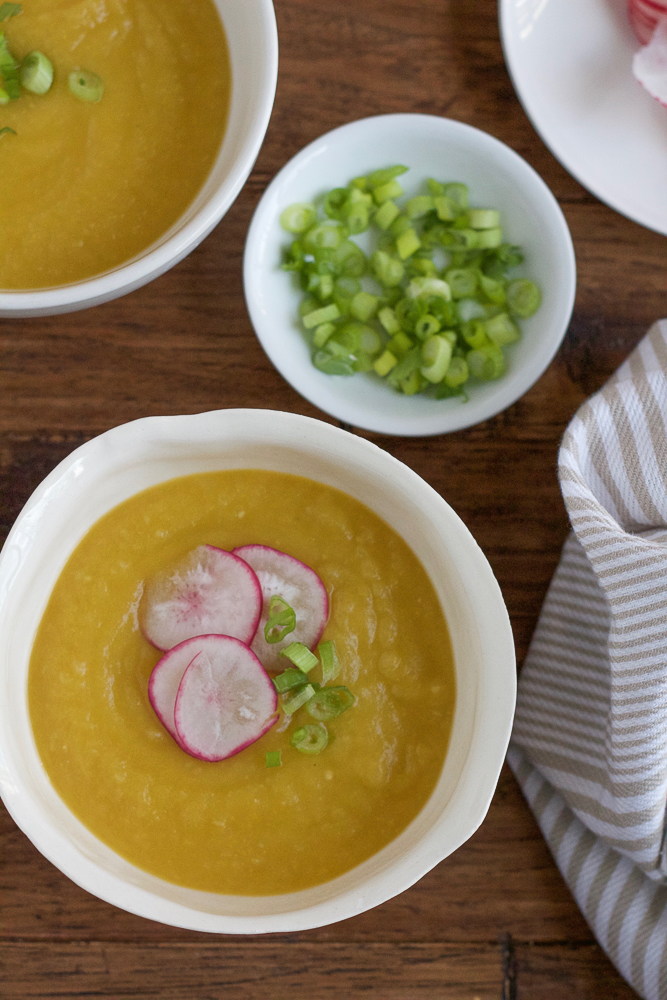 Healthy Weekly Meal Plan 10.29.16! Fall is here in full swing! A healthy weekly meal plan featuring Leek, Potato and Fennel Soup, Crock Pot White Bean Soup, Thai Peanut Turkey Rice Bowls and more!