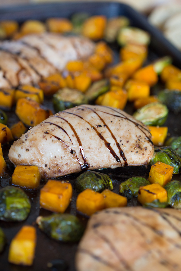 Healthy Weekly Meal Plan 11.5.16! A healthy weekly meal plan featuring Roasted Butternut Squash Pizza, One Pot Sweet Potato Kale Quinoa Skillet, Pesto Gnocchi, Maple Balsamic Chicken with Brussels Sprouts and more!