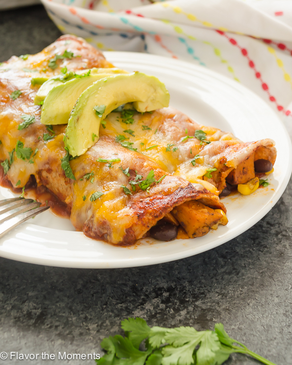 Healthy Weekly Meal Plan 12.3.16! A healthy weekly meal plan featuring Seafood Paella, a Kale Bacon Manchego Pizza, Sweet Potato Black Bean Corn Enchiladas and more!