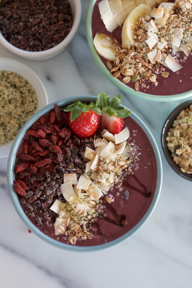 Acai Superfood Smoothie Bowl! Packed with tons of antioxidants, superfoods like raw organic cacao nibs, goji berries, hemp seeds and lowfat kefir, this smoothie bowl is a great and delicious way to start your day!