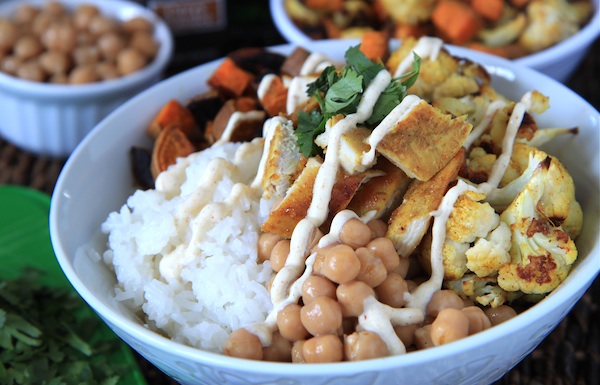 Healthy Weekly Meal Plan 1.14.17! Check out this week&rsquo;s meal plan featuring Cheesy Pesto Vegetarian Spaghetti Squash Boats, an Indian Curry Chicken Bowl, One Pot Lemon Chicken Tortellini Soup and more!