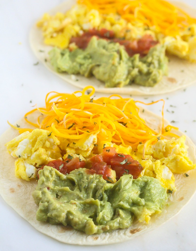 Healthy Weekly Meal Plan 1.14.17! Check out this week&rsquo;s meal plan featuring Cheesy Pesto Vegetarian Spaghetti Squash Boats, an Indian Curry Chicken Bowl, One Pot Lemon Chicken Tortellini Soup and more!