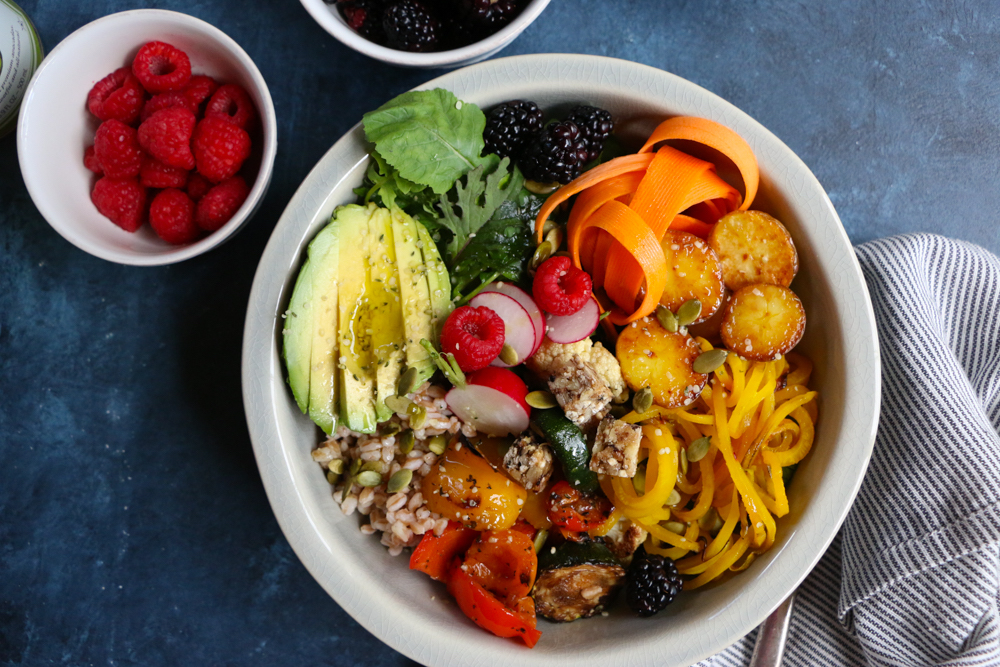 The Best Vegan Buddha Bowl ever!!! Filled with farro, mixed greens and arugula, carrot ribbons, grilled veggies, roasted spiralized golden beets, blackberries and more! This Buddha Bowl is packed with macronutrients and everything good! 