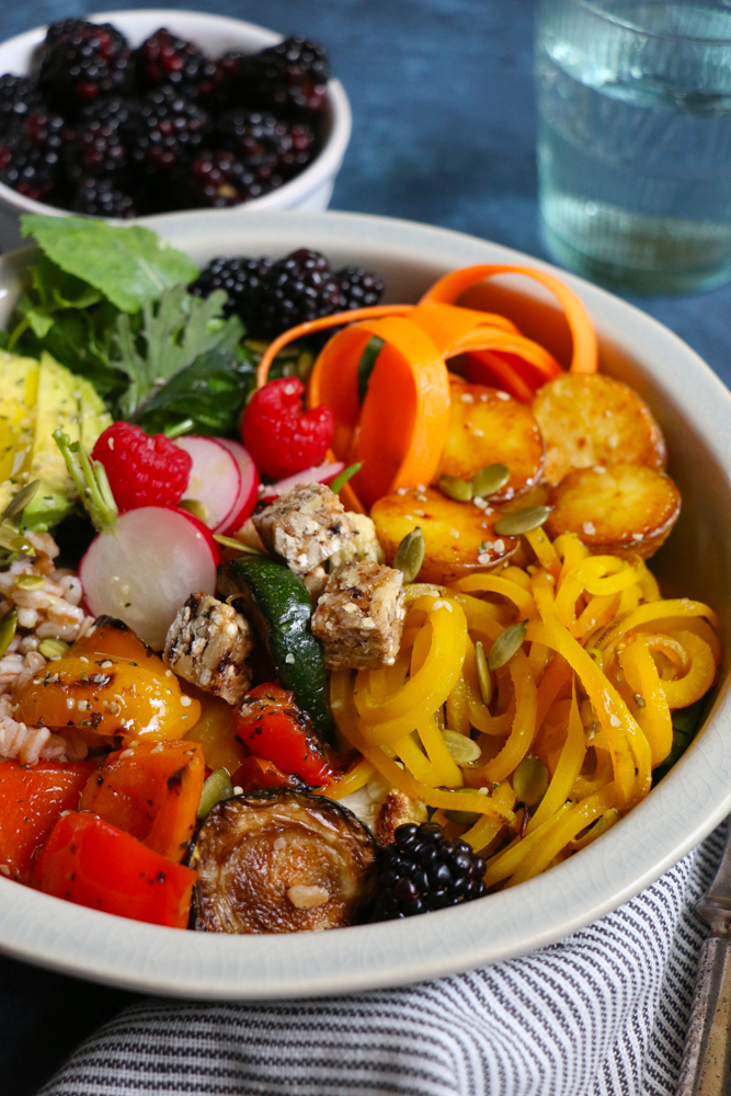 The Best Vegan Buddha Bowl ever!!! Filled with farro, mixed greens and arugula, carrot ribbons, grilled veggies, roasted spiralized golden beets, blackberries and more! This Buddha Bowl is packed with macronutrients and everything good! 