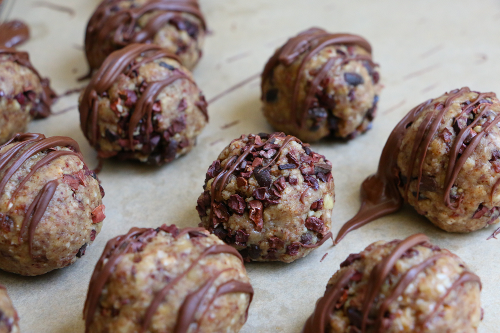 No Bake Paleo Energy Bites! Inspired by something I ate from a health food store, these energy bites are packed with loads of nutrition, fiber and protein! These are paleo, vegan, gluten free, dairy free and grain free!