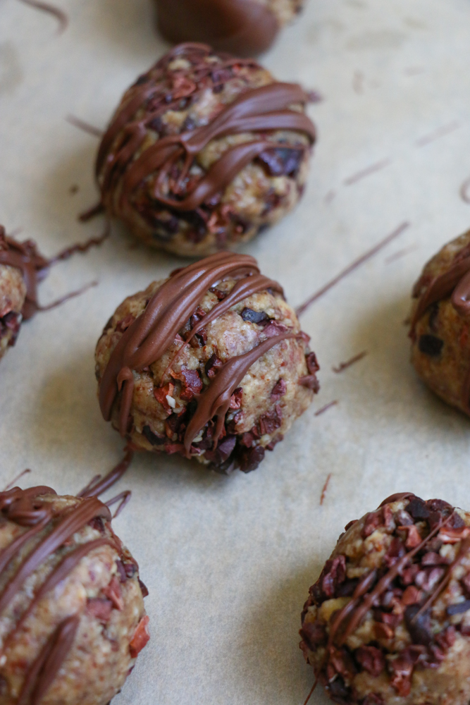 No Bake Paleo Energy Bites! Inspired by something I ate from a health food store, these energy bites are packed with loads of nutrition, fiber and protein! These are paleo, vegan, gluten free, dairy free and grain free!