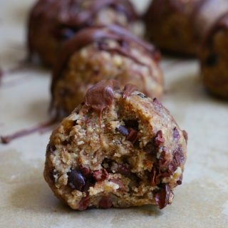 No Bake Paleo Energy Bites! Inspired by something I ate from a health food store, these energy bites are packed with loads of nutrition, fiber and protein! These are paleo, vegan, gluten free, dairy free and grain free!