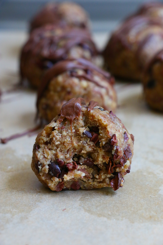 No Bake Paleo Energy Bites! Inspired by something I ate from a health food store, these energy bites are packed with loads of nutrition, fiber and protein! These are paleo, vegan, gluten free, dairy free and grain free!