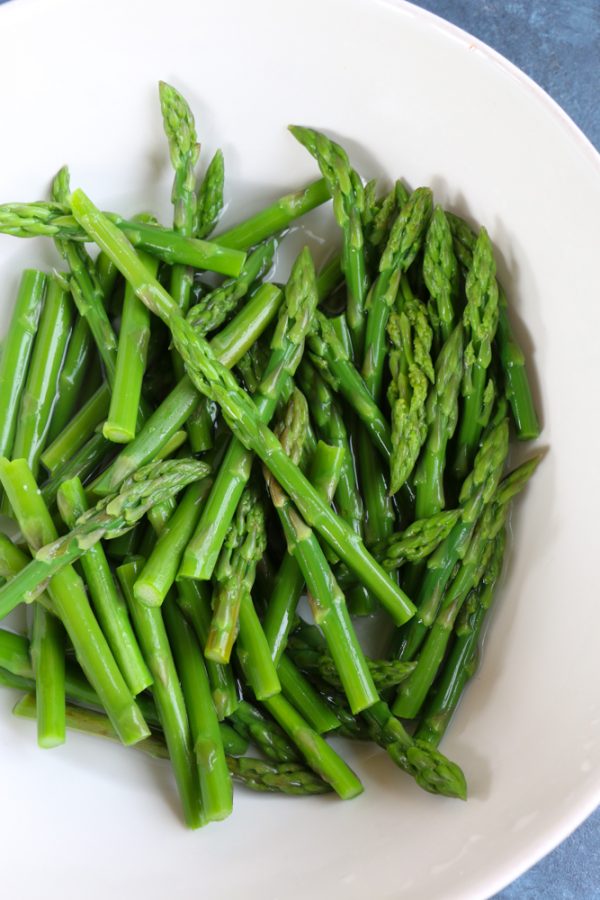 Spring Risotto with Asparagus and Peas! Spring is here! Celebrate the flavors and produce of spring by making this delicious and fabulous spring risotto! Asparagus, peas and hints of lemon, this risotto is amazing!