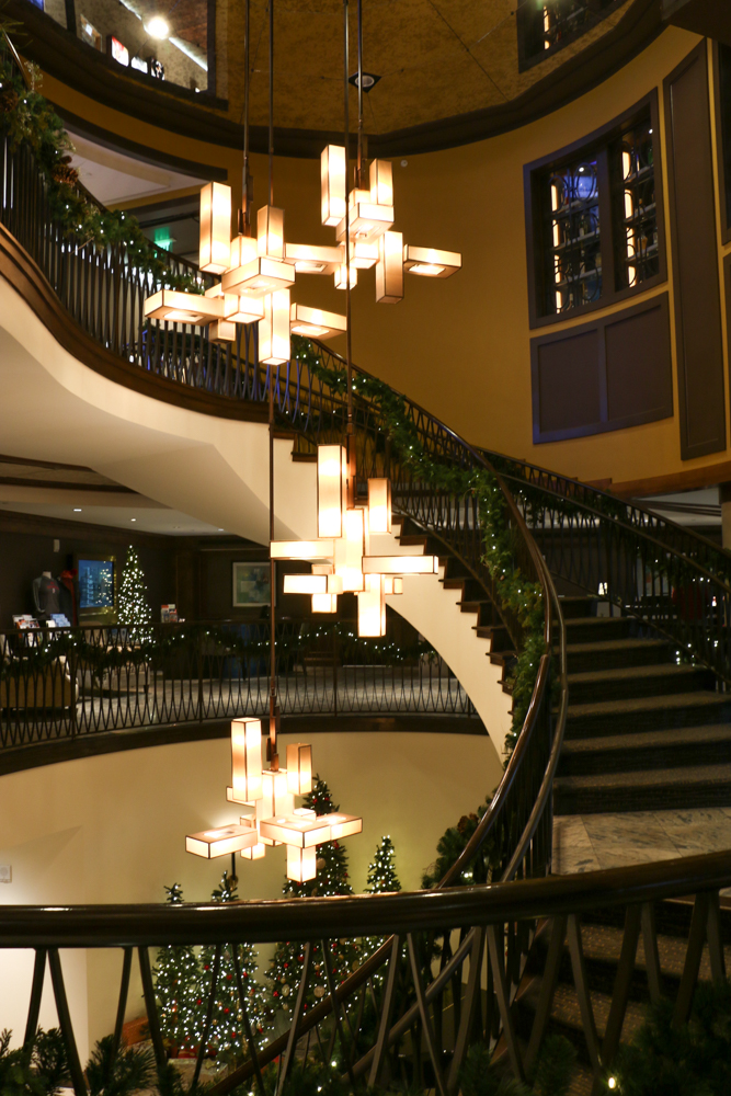 Girl's Weekend Staycation at The Edgewater Hotel! With over 200 guest rooms, a&nbsp;community-focused plaza and pier, restaurants and lounges, a spa, beautiful facilities for meetings, private events and weddings, and great customer service, it's no surprise that this is my favorite hotel in Madison, Wisconsin.&nbsp;