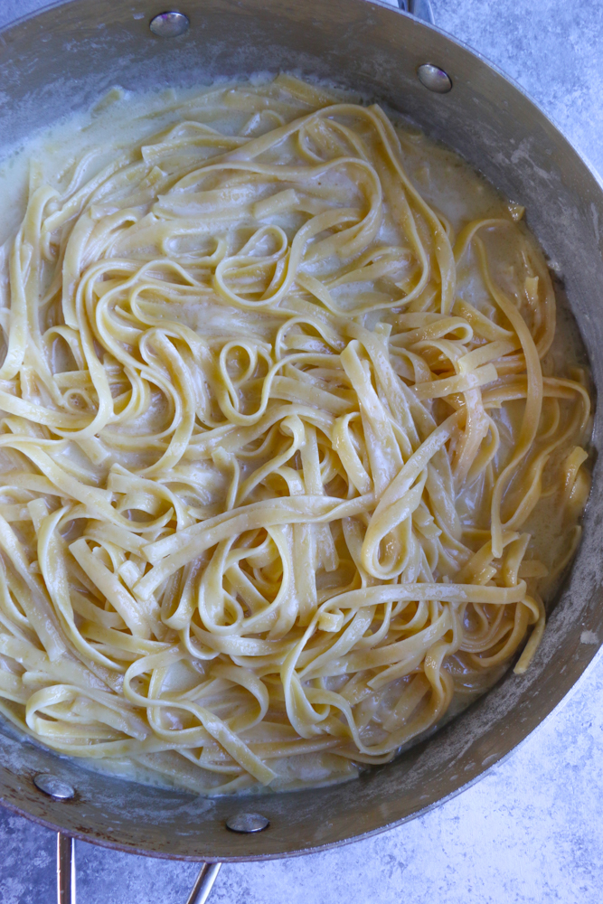 Fettuccine Alfredo!! So simple and so easy to make! This will quickly become a family favorite for an easy weeknight dinner!&nbsp;