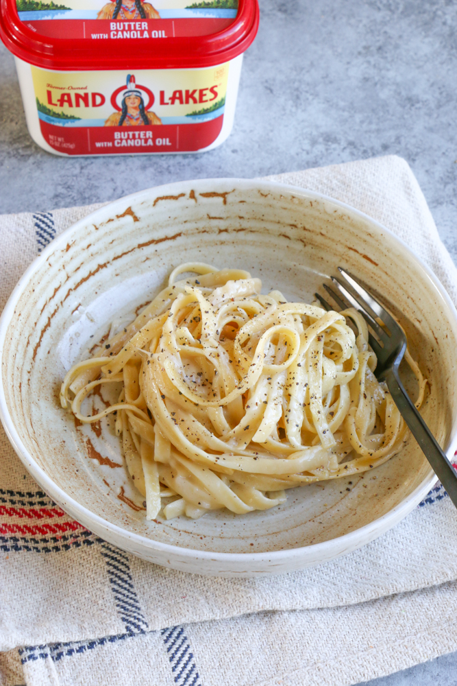 Fettuccine Alfredo!! So simple and so easy to make! This will quickly become a family favorite for an easy weeknight dinner!&nbsp;