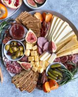 Perfect for parties, the holidays and family gatherings - Making a cheese board is an entertaining essential! #cheeseboard #cheeseplate #holidayparty #hipfoodiemom