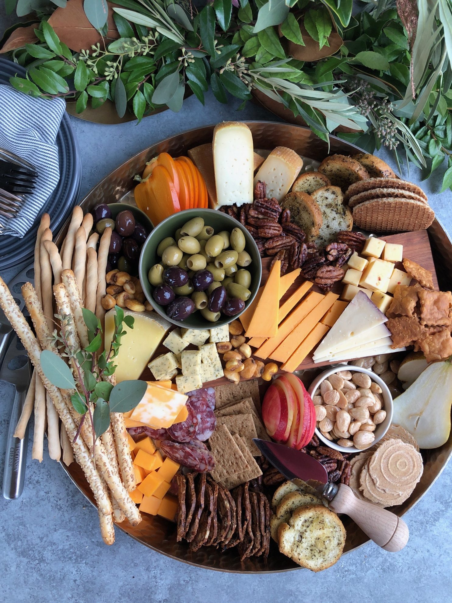 How To Make The Perfect Cheese Board! Perfect for entertaining, parties, the holidays and family gatherings! Learn how to assemble one here!