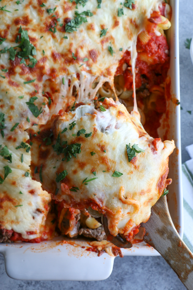 Italian Pasta Bake! Fall is finally here and that means comfort food! This Italian Pasta bake is so easy to make and delicious!