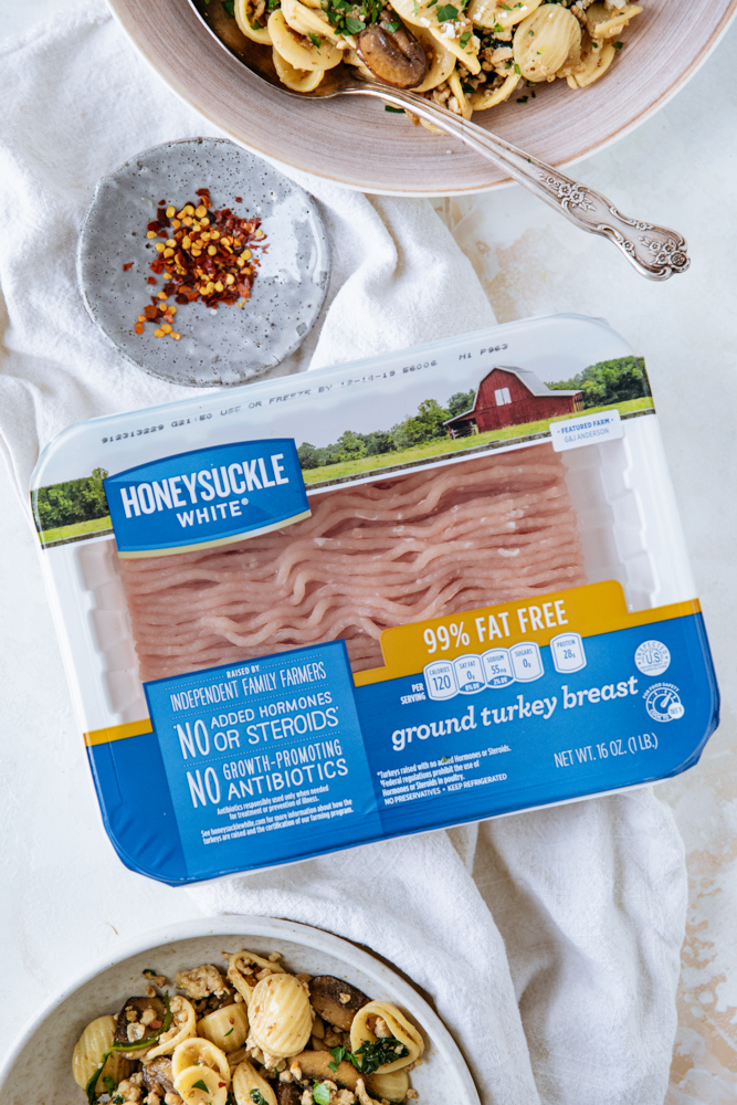 Weeknight Pasta with turkey and spinach! Quick and easy weeknight pasta made with Honeysuckle White Ground Turkey. So rich in flavor and delicious, you’re going to want to add this to your family’s dinner rotation!