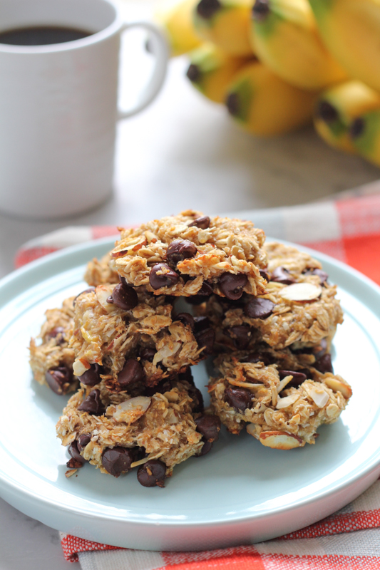 Flourless Cookie Recipe Round Up! For those who don't have any flour at home and are still craving sweets, this list is for you!