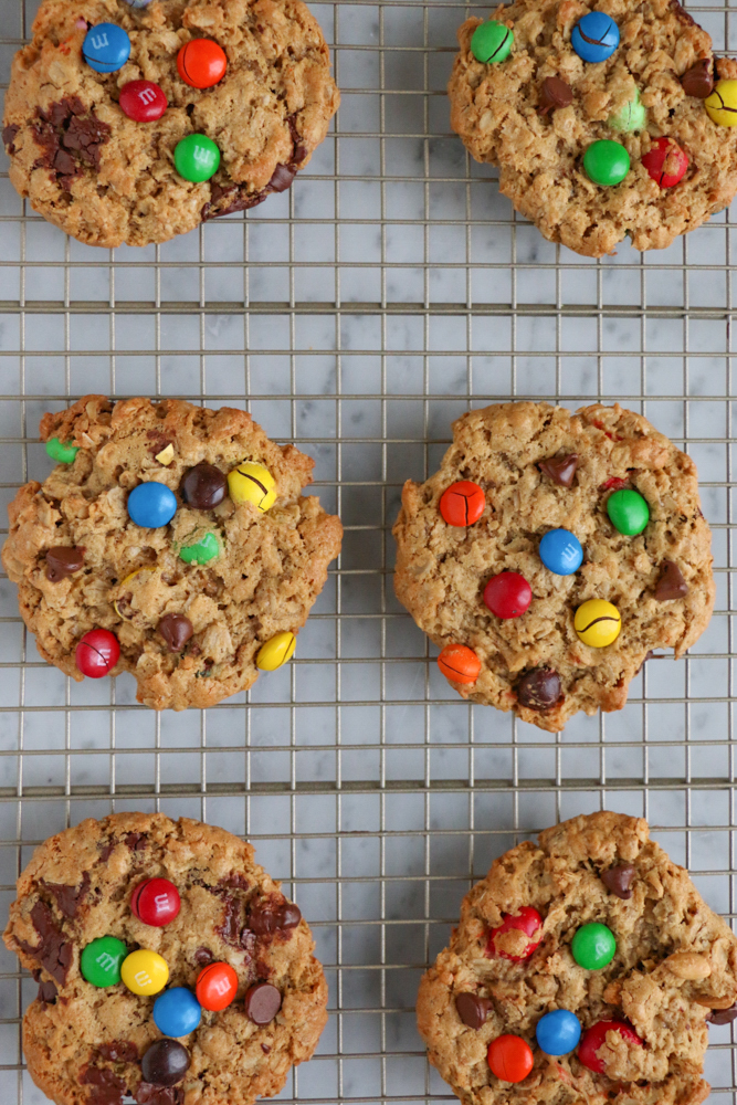Flourless Cookie Recipe Round Up! For those who don't have any flour at home and are still craving sweets, this list is for you!